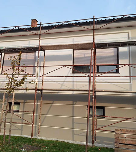 Homlokzatfestés | folyamatban, állványzattal